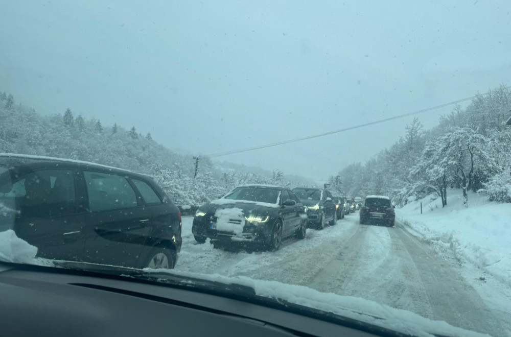 Mećava napravila haos kod Nove Varoši: Vozila bila zaglavljena u snegu FOTO