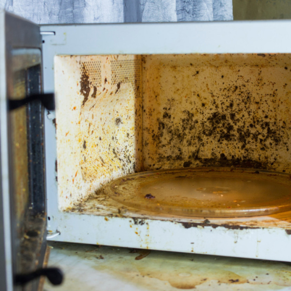 Prljavu mikrotalasnu očistila za 5 minuta: "Nisam čak ni ribala"