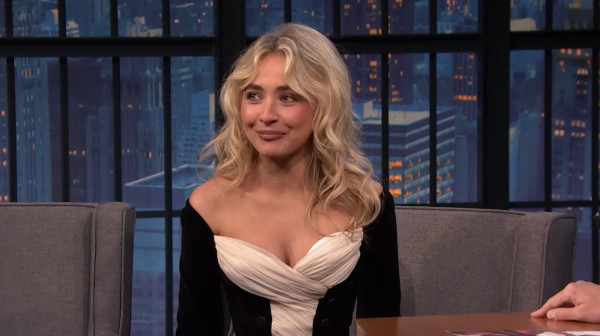 Tražila frizuru Sabrine Karpenter, pogledajte šta je dobila i zašto je viralni hit VIDEO