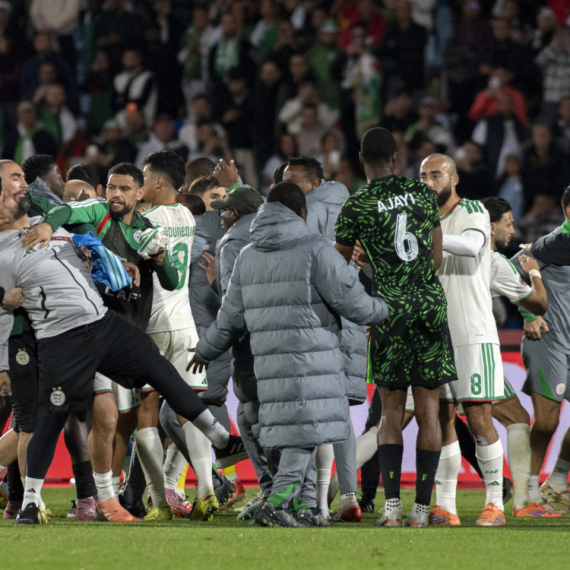 Opšti haos posle ispadanja Alžira: Zidanov sin hteo da se obračuna sa Nigerijcima, tukli se i novinari VIDEO