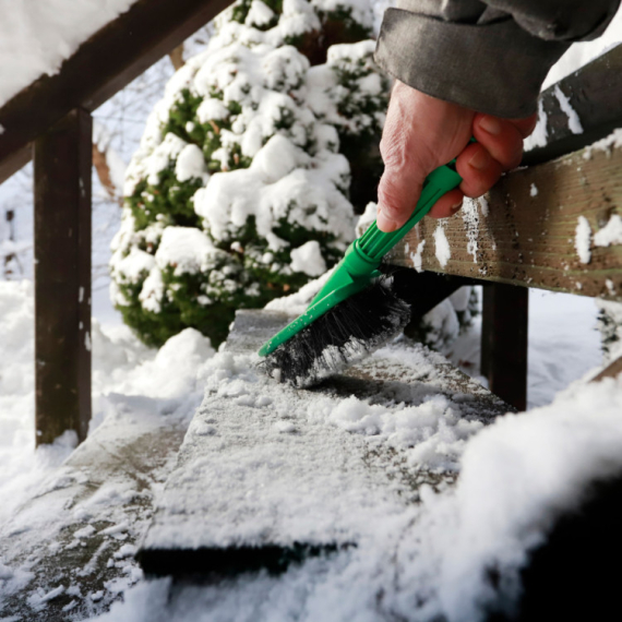 Zaboravite na so: Jeftin sastojak brzo uklanja led sa stepenica