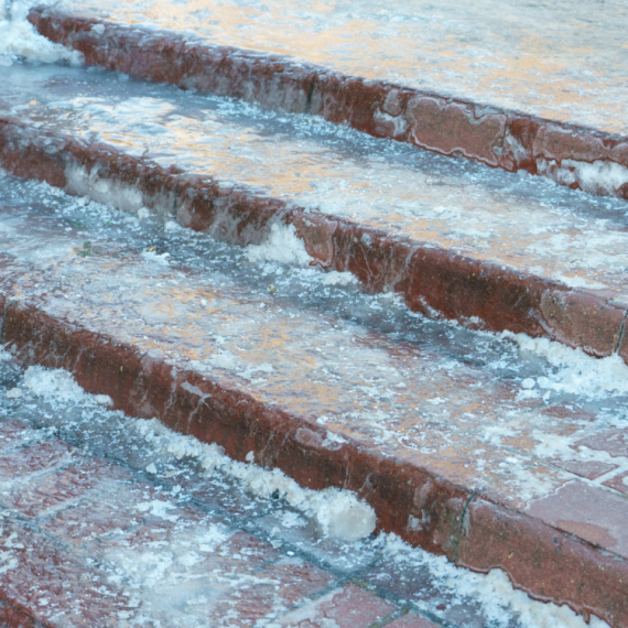 Hitna pomoć: 140 intervencija, puno padova na ledu