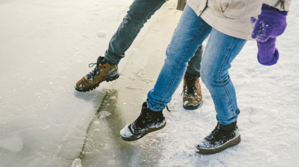 Građani šokirani, mreže se usijale: Deca se igraju na tankom ledu u Novom Sadu VIDEO