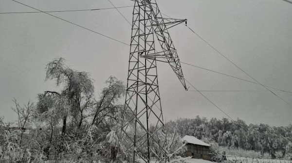 Brnabić: Situacija skoro u potpunosti pod kontrolom, 9.000 domaćinstava bez struje