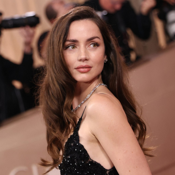 Njoj nije potrebna gola haljina da privuče pažnju: Ona je prirodno seksi FOTO