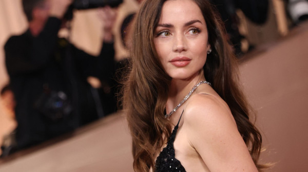 Njoj nije potrebna gola haljina da privuče pažnju: Ona je prirodno seksi FOTO