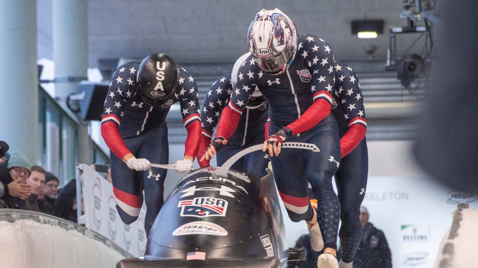 Izbegnuta tragedija – ispala trojica bobista, vozač sam "leteo" 120 km/h VIDEO