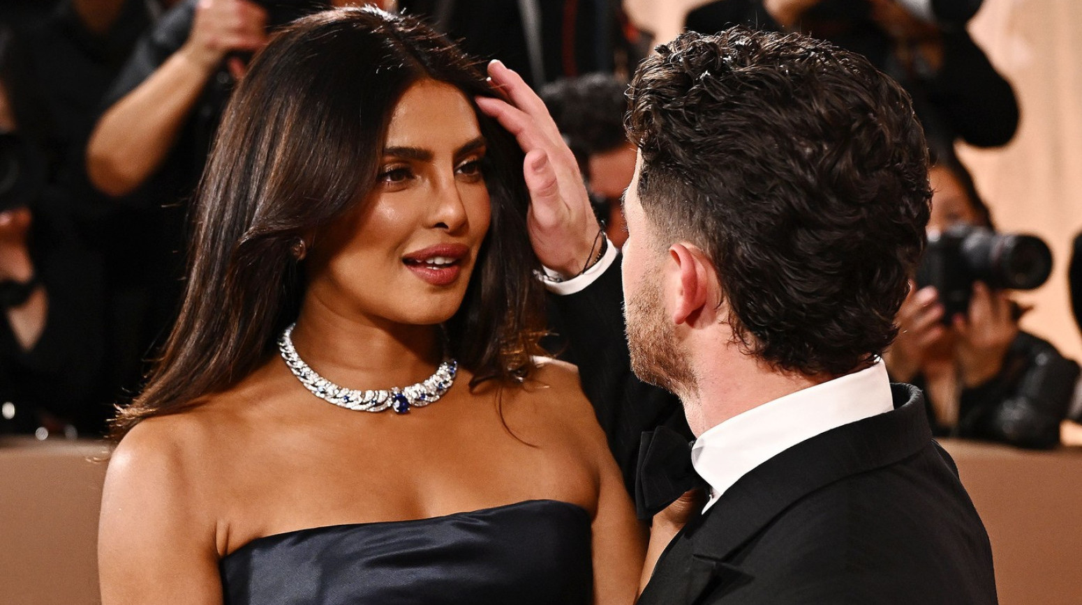 Njegov pogled je osvojio žene na mrežama: Ovo je trenutno najtraženiji muškarac FOTO/VIDEO