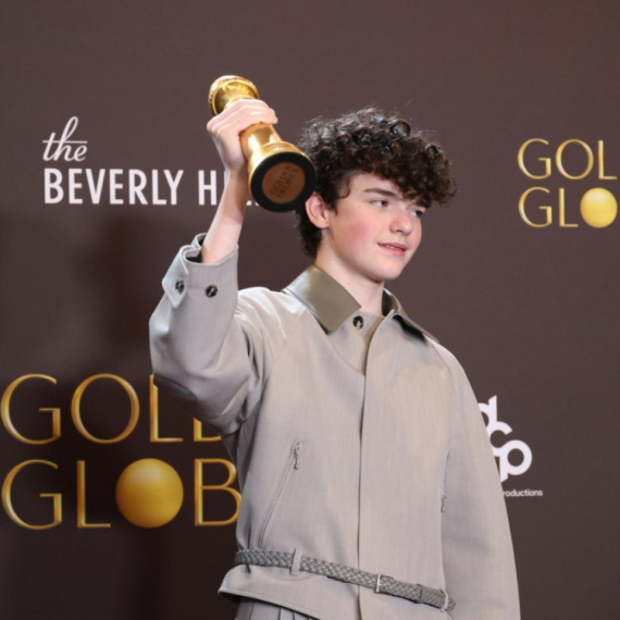 Zvezda serije "Adolescencija" najmlađi dobitnik Zlatnog globusa svih vremena
