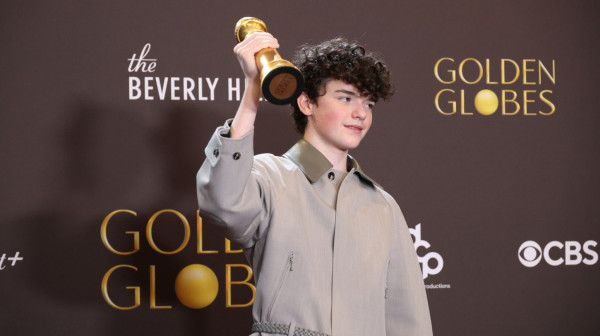 Zvezda serije "Adolescencija" najmlađi dobitnik Zlatnog globusa svih vremena