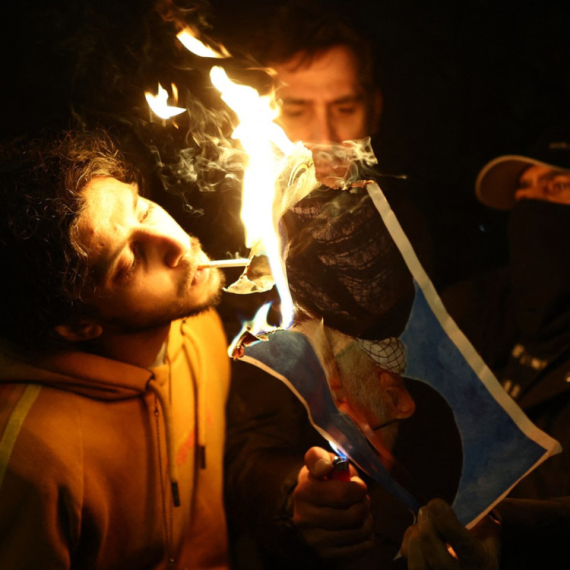 Roditeljima stižu jezive poruke: Pazite na svoju decu