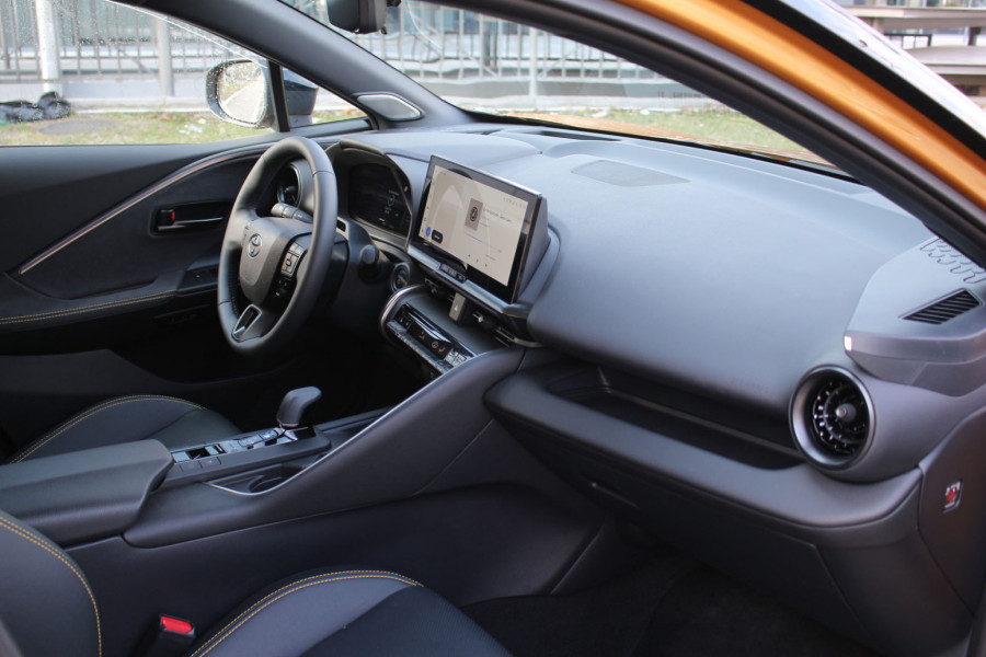 Test: Toyota C-HR hibrid – teško je odoleti