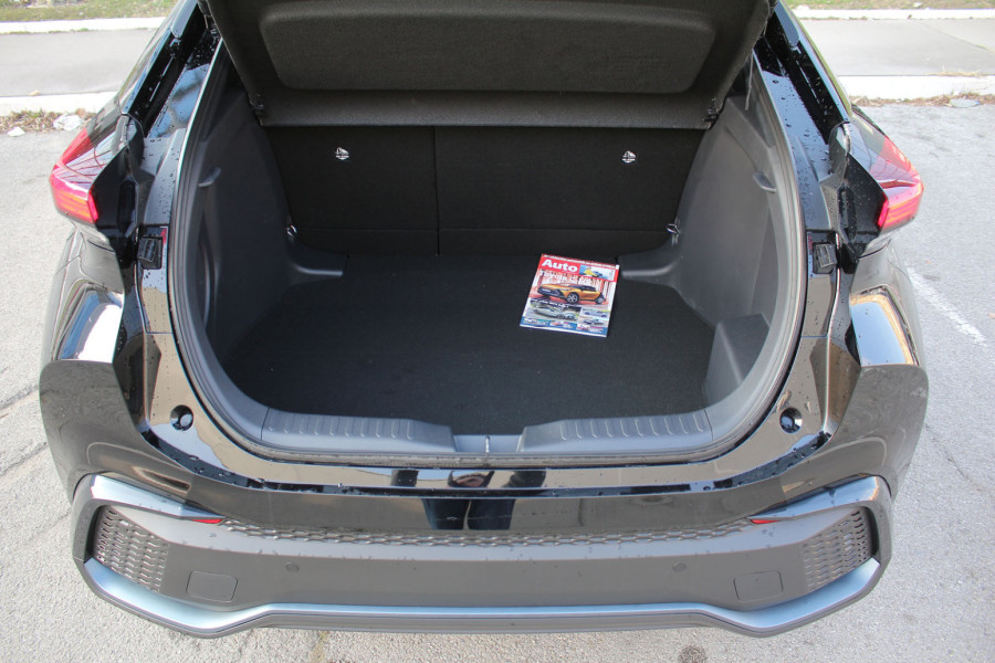 Test: Toyota C-HR hibrid – teško je odoleti