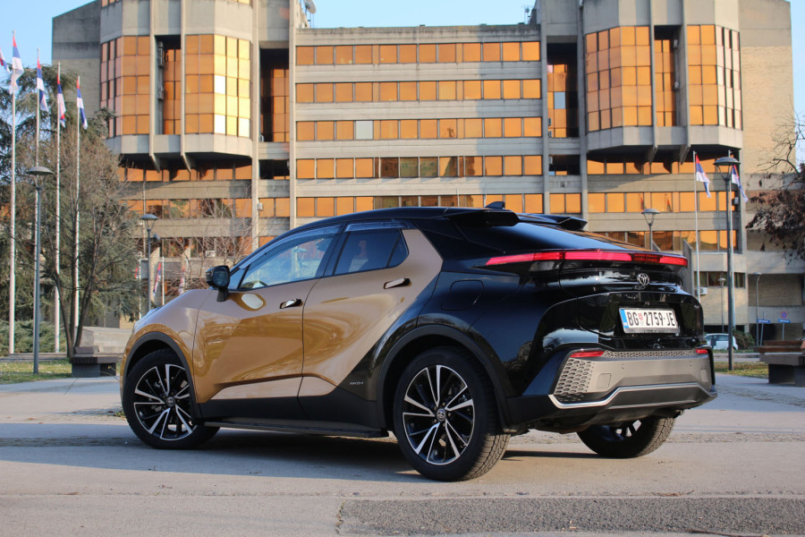 Test: Toyota C-HR hibrid – teško je odoleti