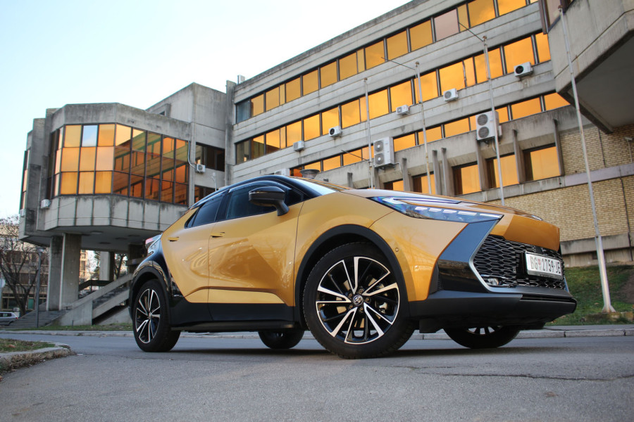 Test: Toyota C-HR hibrid – teško je odoleti