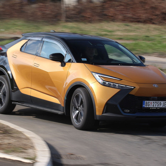 Test: Toyota C-HR hibrid – teško je odoleti