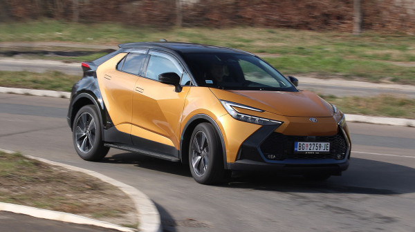 Test: Toyota C-HR hibrid – teško je odoleti