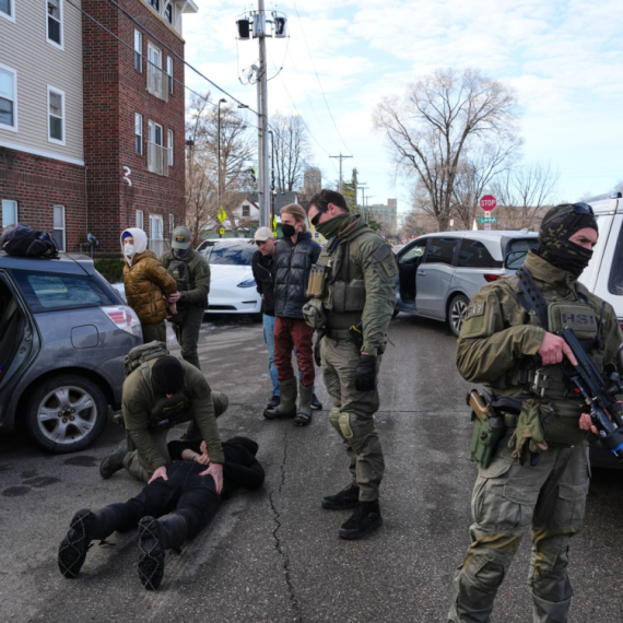 Haos u Americi: Ispaljen suzavac, ICE hapsi koga stigne FOTO/VIDEO