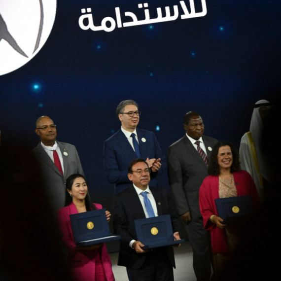 Vučić iz Abu Dabija: Dolazi AI revolucija, svi ulažu mnogo novca VIDEO