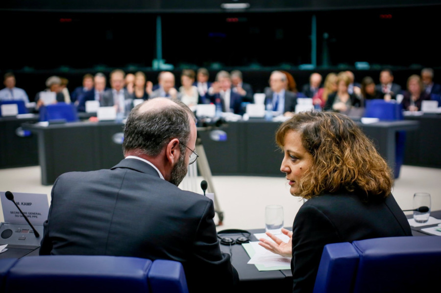 Ovo je najgore čuvana tajna Brisela: Zabola mu je nož u leđa; Ursula mora da ga obuzda