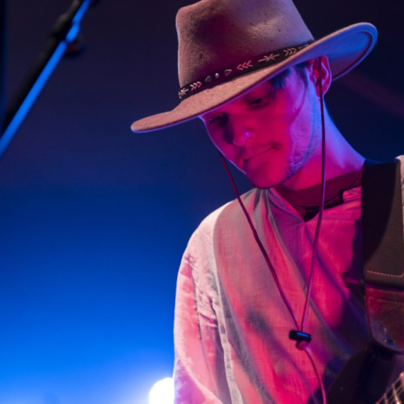 Preminuo osnivač i gitarista poznatog rok benda: Njegov otac uputio snažan apel