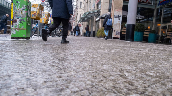 Led okovao Nemačku: Ulice klizave, ljudi sleću vozilima; Mnogo povređenih, hitne službe preopterećene FOTO
