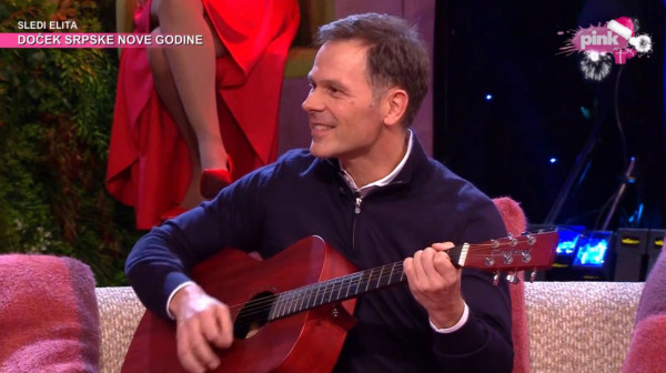 Totalno neočekivano: Siniša Mali zasvirao na gitari poznati hit VIDEO