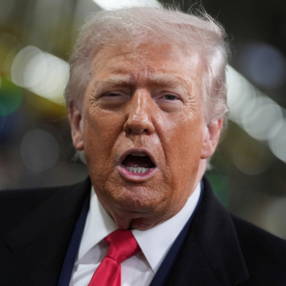 Tramp "flipnuo": Srednji prst i "je** se" VIDEO