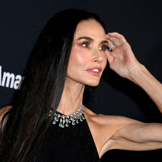 Nije ni čudo što joj se divi ceo svet: Demi Mur brutalno izgleda u haljini slavne Srpkinje FOTO