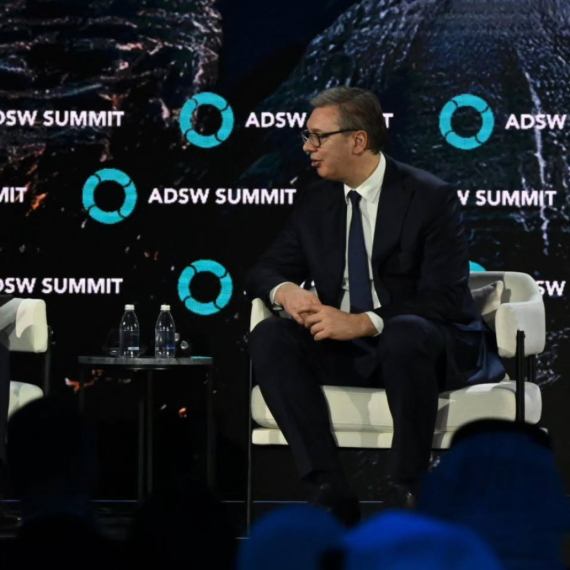 Vučić u Abu Dabiju: Nadamo se većem dolasku privatnih i državnih kompanija iz UAE FOTO