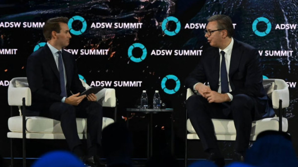 Vučić u Abu Dabiju: Nadamo se većem dolasku privatnih i državnih kompanija iz UAE FOTO