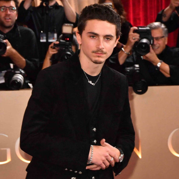 Ko kaže da ne može? Dekolte rijaliti lepotice je ostao u senci bizarnog autfita mladog glumca FOTO/VIDEO