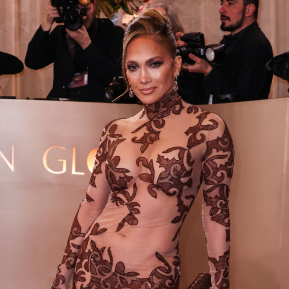Džej Lo postala predmet sprdnje na mrežama: "Šminkerka je voli koliko i mi" FOTO/VIDEO
