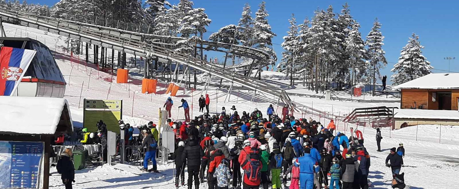 Tornik pun skijaša: Najpoznatija srpska planina i dalje vrvi od turista FOTO