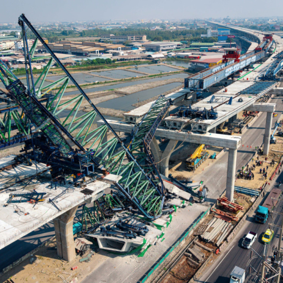 Da li je ovo moguće - srušio se još jedan kran FOTO