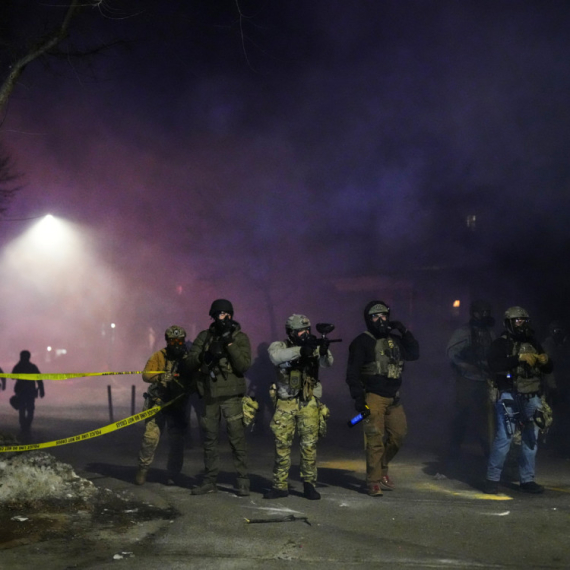 "Ratno stanje" na ulicama Mineapolisa: Policajac upucao migranta – građani zapalili grad FOTO/VIDEO