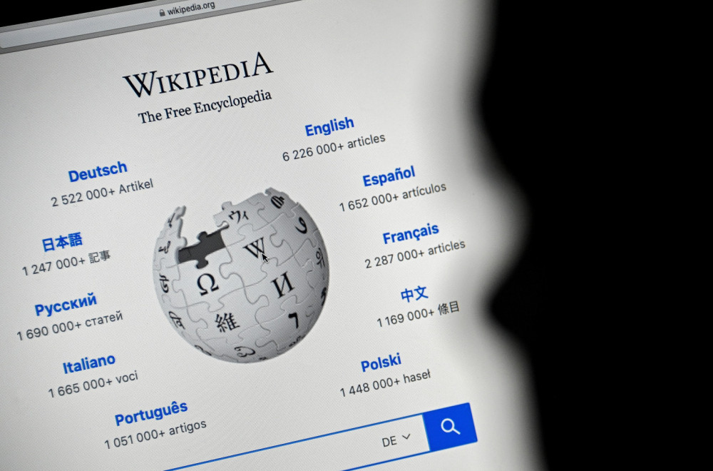 "Koristimo je češće nego što idemo u toalet": Internet pre i posle Vikipedije FOTO