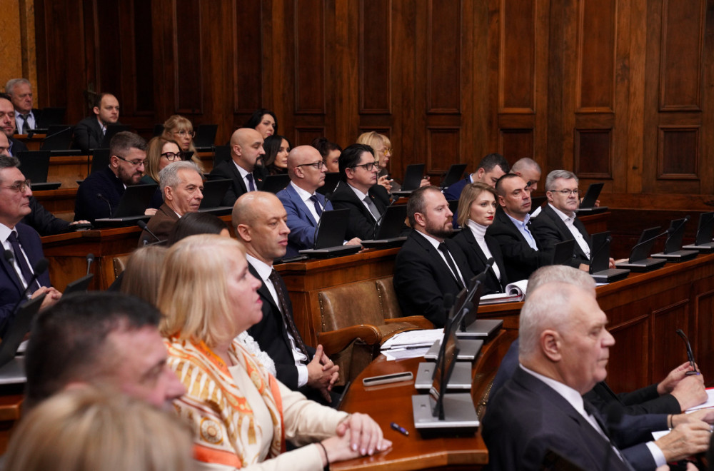 Poslanici raspravljaju o 25 tačaka; Atlagić: Medijski napadi veoma opasni po ličnu bezbednost Vučića FOTO