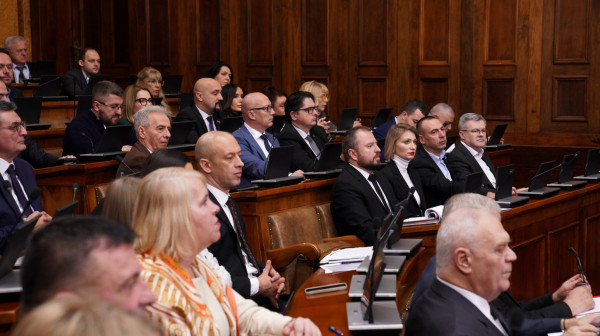 Poslanici raspravljaju o 25 tačaka; Atlagić: Medijski napadi veoma opasni po ličnu bezbednost Vučića FOTO