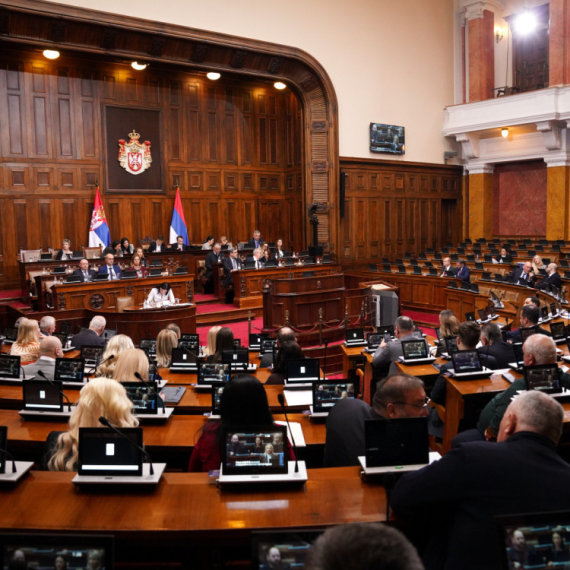 Poslanici na pauzi; "Medijski napadi veoma opasni po bezbednost Vučića"; Mrdić: Došlo je vreme odgovornosti