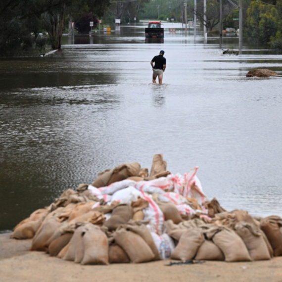 Razorne poplave: Bujice nosile automobile; Stotine ljudi evakuisano VIDEO