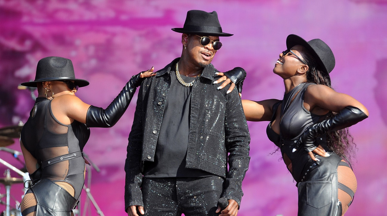 Pevač je u vezi s tri žene i glasno to kaže: "Nikad se nisam plašio teškog rada"