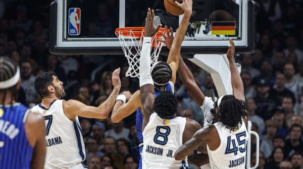 Već imamo zakucavanje godine – bek Orlanda stavio četvoricu na poster VIDEO