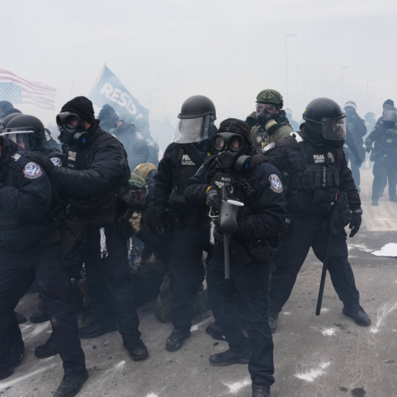 Amerika gori: Policajci ispalili suzavac; Bačene i šok-bombe FOTO/VIDEO
