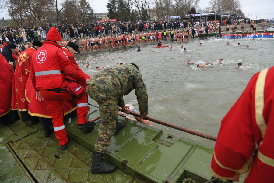 Život je u pitanju: Zbog ovoga je plivanje za Časni krst opasno, da li menjati pravila? ANKETA