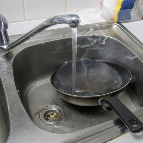 Stalno to radite kad perete posuđe, a trajno uništava vaše šerpe i tiganje