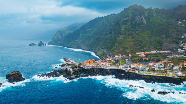 Ostrvo koje zovu "evropskim Havajima" postao turistički hit 2026. VIDEO