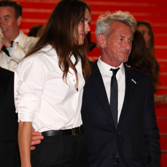 Nove fotke Šona Pena i njegove 34 godine mlađe devojke izazvale pometnju FOTO