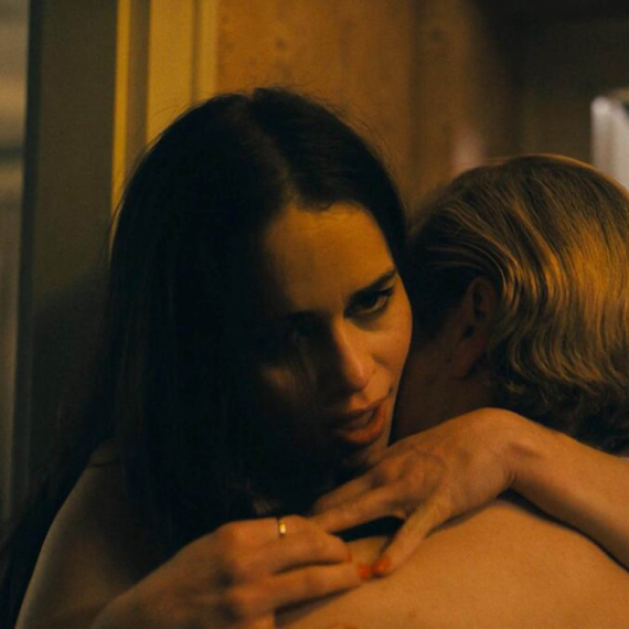 Emilija Klark doživela peh na snimanju: Povredila rebro prilikom eksplicitnih cena VIDEO