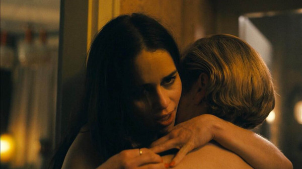 Emilija Klark doživela peh na snimanju: Povredila rebro prilikom eksplicitnih cena VIDEO